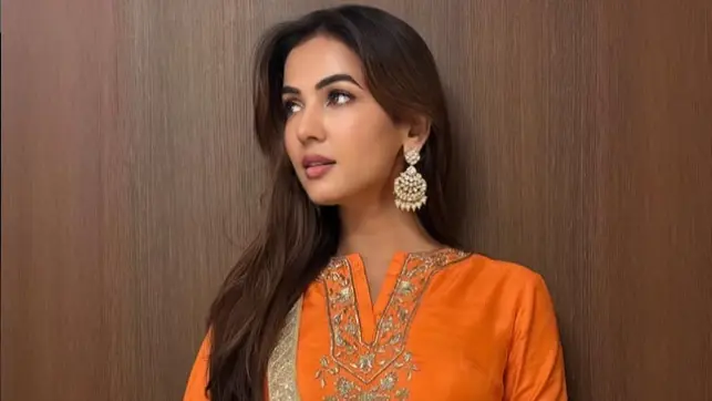 sonal chauhan image